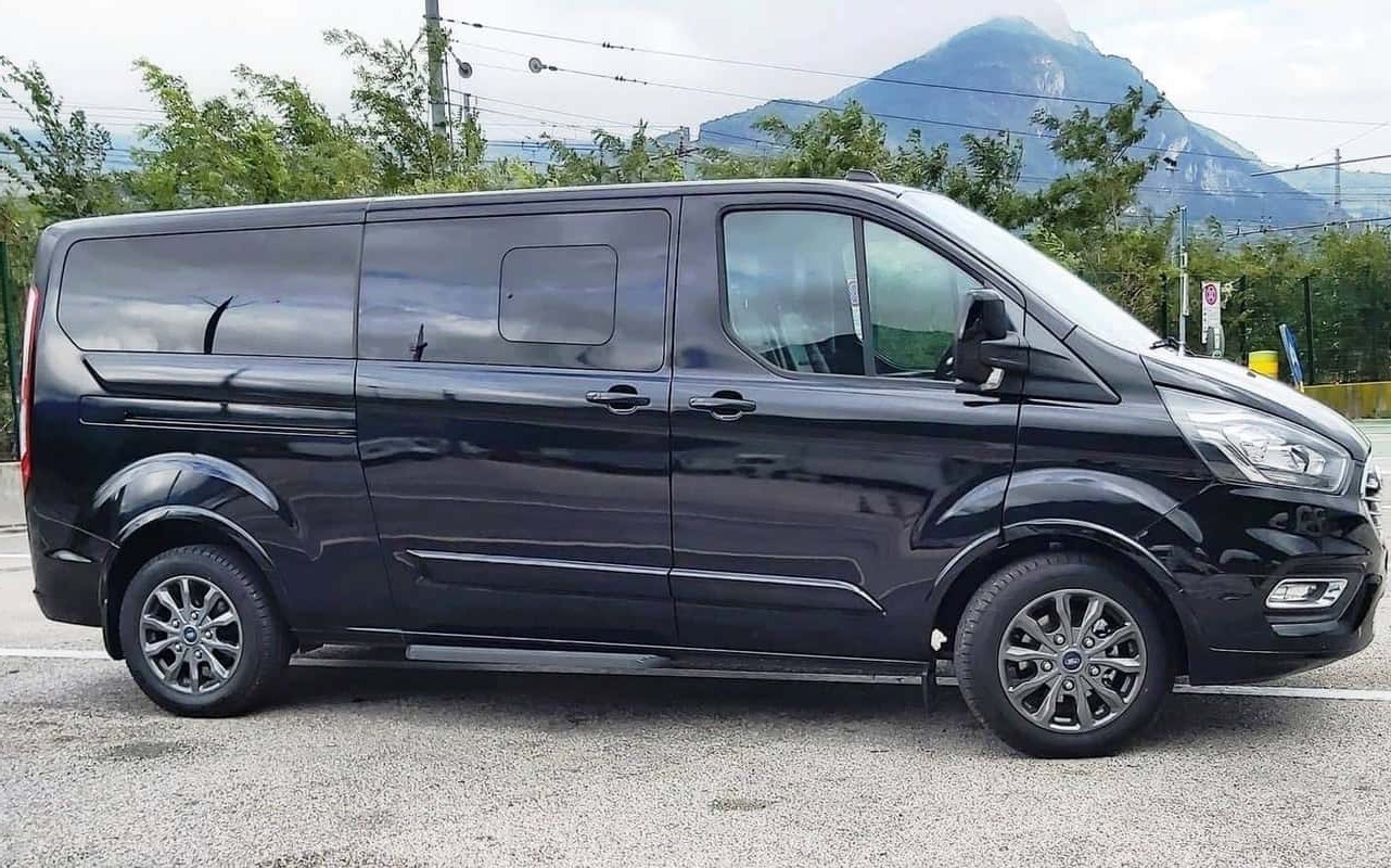 Van Ford Tourneo Custom 9 posti noleggio con conducente Trento