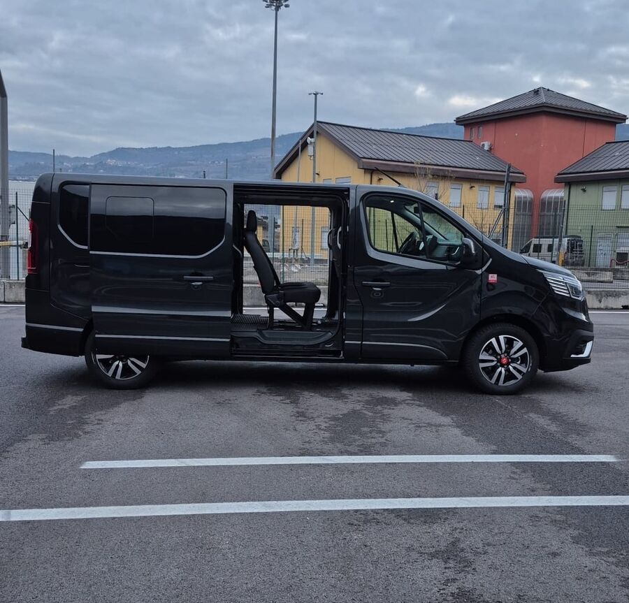 Van Renault Trafic 9 posti noleggio con conducente Trento